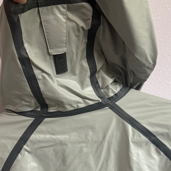 Columbia Men's Light Gray Raincoat - Picture 9 of 9